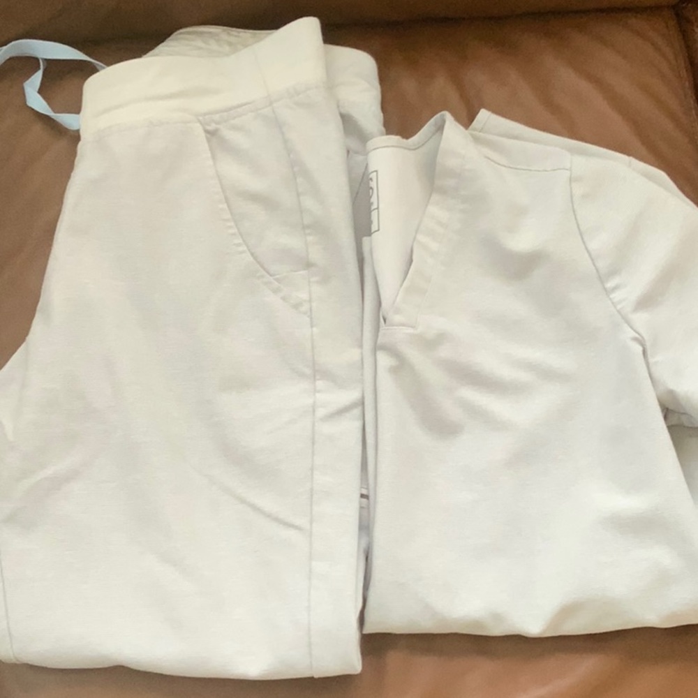 Casma Three-Pocket Scrub Top & Zamora Jogger Scrub Pants